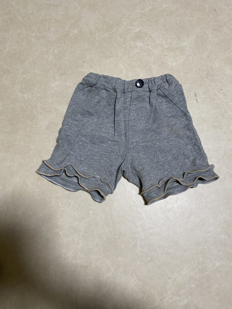 子供のズボンに巻きロックをして可愛くリメイク