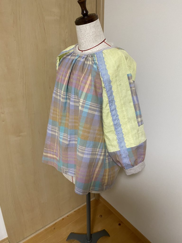 パッチワークスモッグブラウスにチロルテープをつけた
