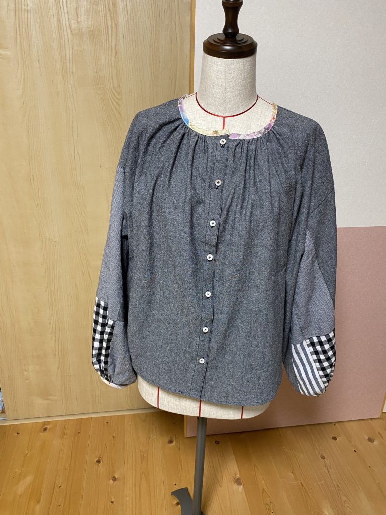 残糸から作られた生地を使用したブラウス