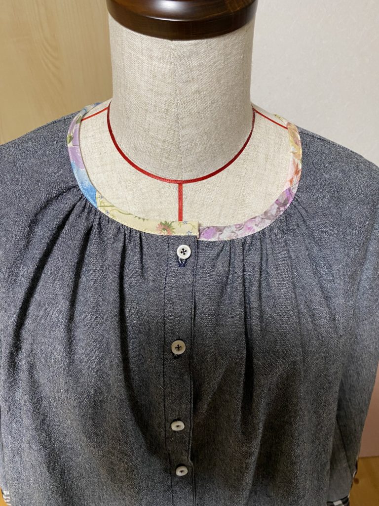 ハギレからバイアステープを作り、パイピングしました。